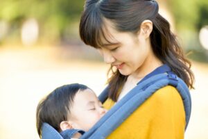 抱っこ紐で汗をかく赤ちゃん